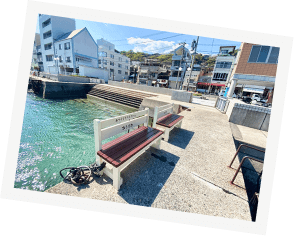 写真:海辺にあるベンチが写っています