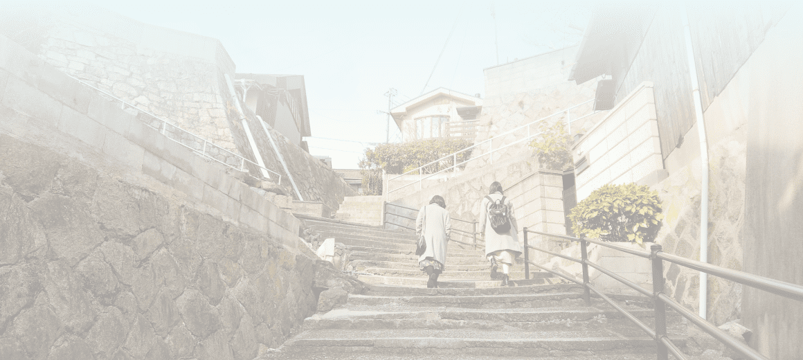 背景写真:女性二人が階段を登っていきます