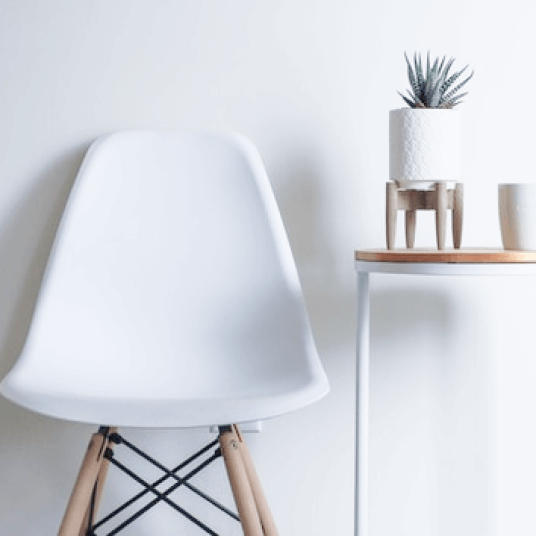 写真：白い椅子と小さな観葉植物