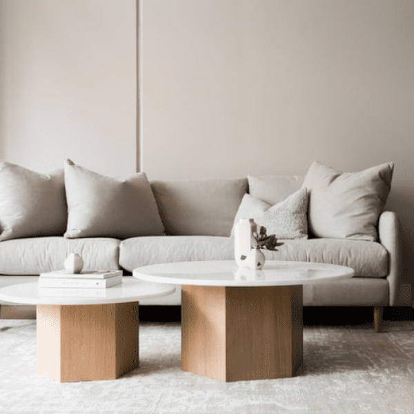 写真：白い大きなソファーと木を用いた机が並べられています
