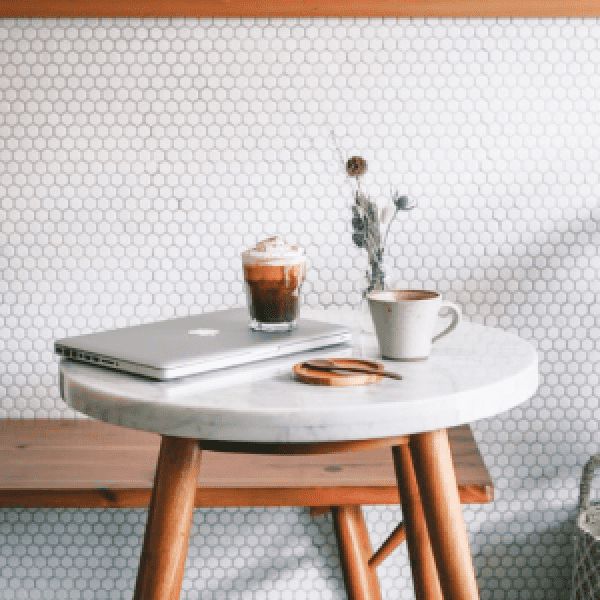 写真：机の上にマグカップやお花、パソコンが置かれています